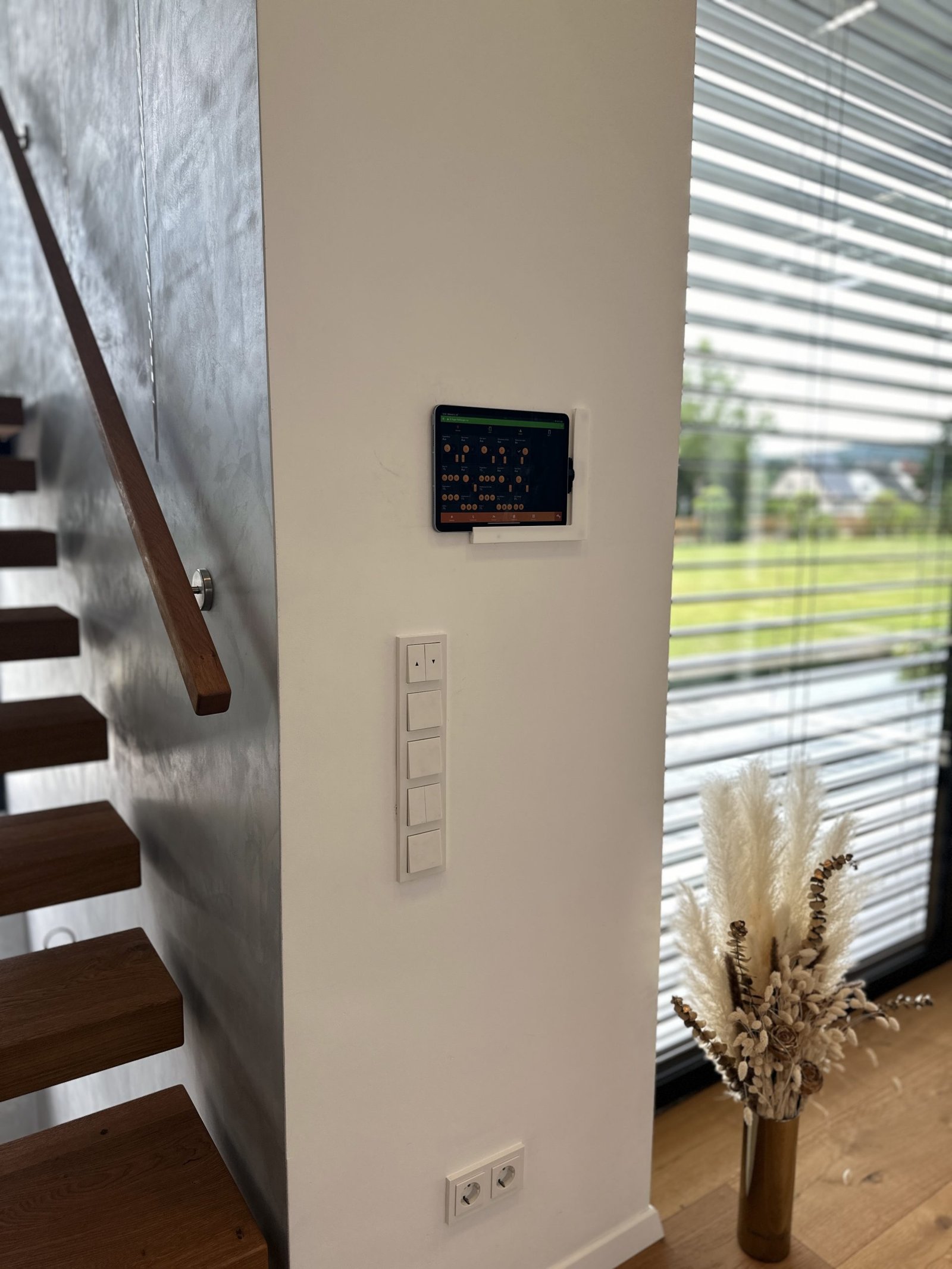 IPad an Wandhalterung für Smart Home steuerung